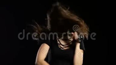 歌手在她的音乐会上表演驾驶<strong>歌曲</strong>和精力充沛的舞蹈。 黑色<strong>背景</strong>