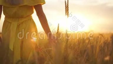 日落时分，一个穿红裙子的女孩跑过田野