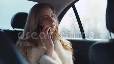 漂亮的视角<strong>商务</strong>女士接听了她的伴侣的电话，并讨论了重要的<strong>任务</strong>，同时驾驶她的车