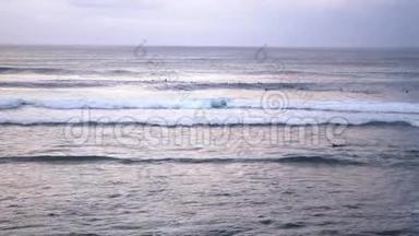 乌卢瓦图。 冲浪者在海里冲浪。 全世界冲浪者的第<strong>四大</strong>冲浪目的地。 慢动作