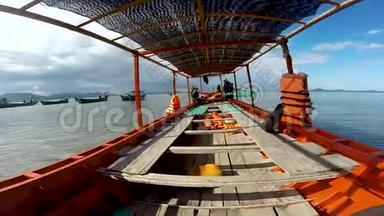 在去兔子岛的渔船上，柬埔寨<strong>看到</strong>了飞鱼和美丽的绿松石水