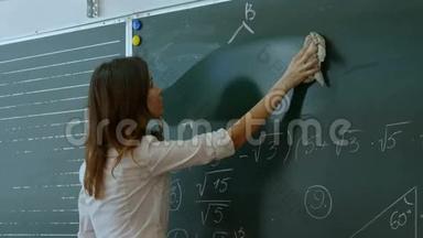 年轻老师擦黑板。