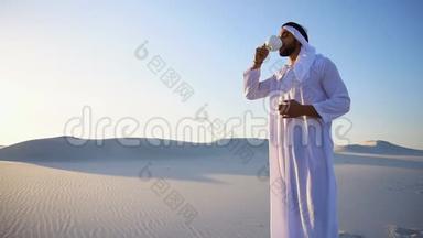 在<strong>大沙漠</strong>中的阿拉伯酋长盖伊在蓝天的映衬下喝杯咖啡的美好开始