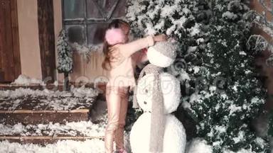 圣诞节或新年。 一个小女孩堆雪人