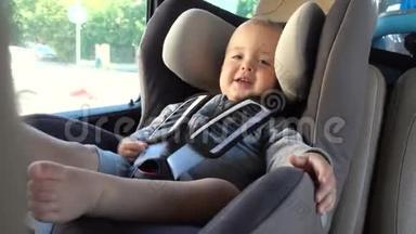 小宝宝坐在汽车的助推器椅子上
