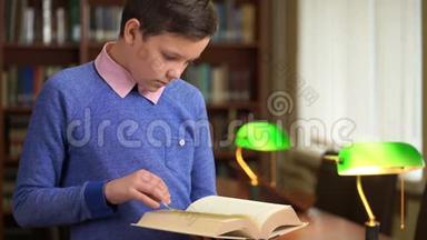 一张可爱的<strong>小</strong>学生的肖像，站在图书馆的<strong>书架</strong>旁，读着一本书