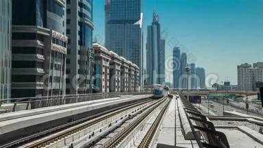 迪拜地铁列车沿高架铁路行驶，远焦后视，精细透视，车厢后舱，乘车
