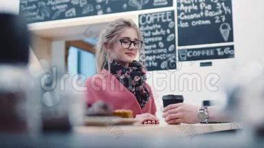 可爱的金发女孩，随意的发型和时尚的眼镜站在<strong>咖啡吧</strong>旁等待她的点菜