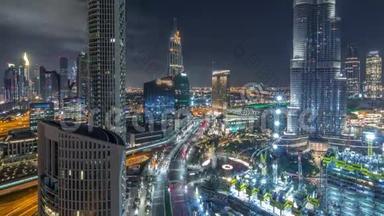全景式的迪拜市区天际线景观，带有购物中心、喷泉和摩天大楼的空中夜景