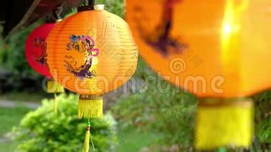 <strong>中秋节</strong>中国传统纸灯笼。 挂在户外的纸灯笼。