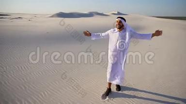 阳光明媚的夏日，阳光明媚的阿拉伯阿联酋酋长，脸上带着微笑穿过沙漠。