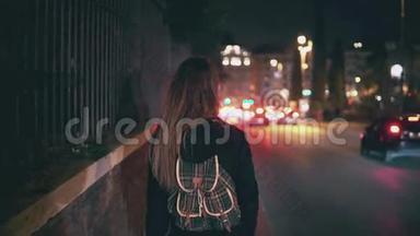 <strong>车水马龙</strong>时，深色头发的女人走在路边。 女孩一个人在深夜穿过城市。