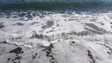 海潮中的泡沫海波在风暴中缓慢移动