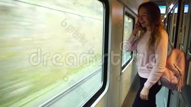 可爱的女孩旅行者乘坐火车和<strong>聊天</strong>者的电话，站在大交通<strong>窗口</strong>附近。