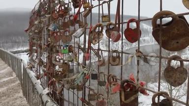 俄罗斯婚礼习俗在桥上挂挂挂锁