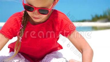 <strong>暑假</strong>期间在海滩上可爱的小女孩的肖像。 快乐的<strong>孩子</strong>玩沙子。 慢动作