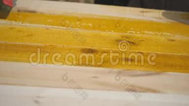 用<strong>防腐</strong>剂覆盖木木板。
