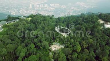 马来西亚槟城山生境公园的鸟瞰图，背景为乔治敦