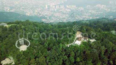 马来西亚<strong>槟城</strong>山生境公园的鸟瞰图，背景为乔治敦