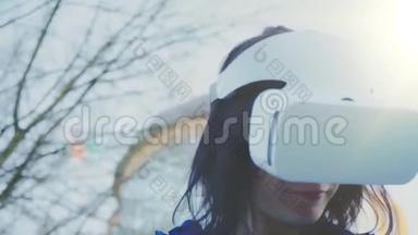 年轻女子戴着虚拟现实眼镜、耳机、玩虚拟游戏和在户外<strong>观看视频</strong>。
