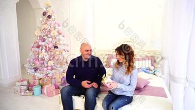 夫妻送礼物，新婚夫妇<strong>欢乐喜庆</strong>，与圣诞树同床共枕。