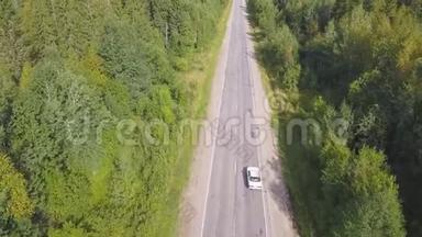 乘坐高速公路的森林平原和汽车的空中景观。 剪辑。 在森林道路上乘坐汽车的俯视图