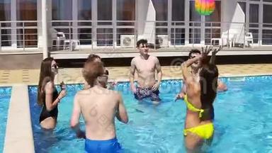 一群年轻朋友在游<strong>泳池</strong>里玩排球。 <strong>夏日泳池派对</strong>。 慢镜头