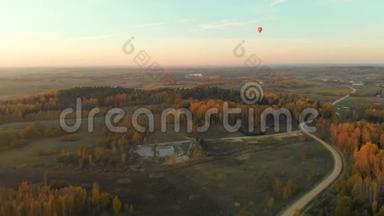 空中景观与彩色热气球飞越森林