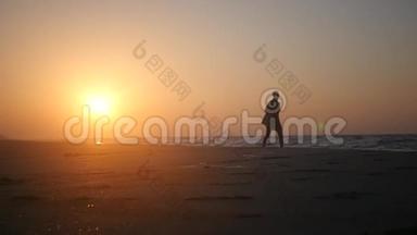 独自走在海边的沙滩上，在金色的阳光下欣赏美丽的日落。高清，1920x1080。缓慢的