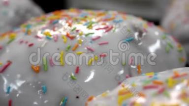 釉面复活节蛋糕的特写。 库存录像。 传统的复活节蛋糕，上面覆盖着白砂釉，装饰着