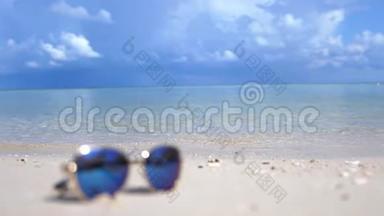 <strong>旅游度假</strong>理念.. 模糊的蓝色太阳镜在一个集中的白色海滩。 拉兹尔绿松石海
