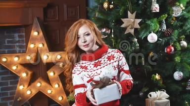 漂亮的红发女孩拿着圣诞礼物，微笑着。