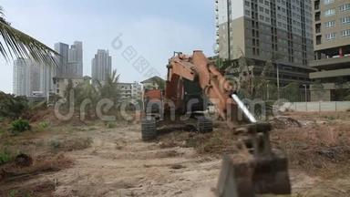 股票视频录像1920x1080声音。 建筑工地上的挖掘机等于清理建筑工地的土地，挖掘机的铲斗工作