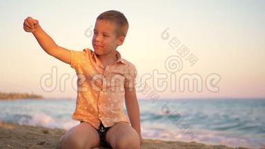 日落时在海边玩沙子的小孩