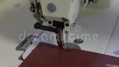 缝制缝纫机和衣服，旧缝纫机，老式款式