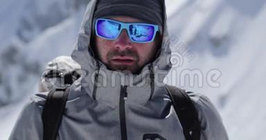 阳光明媚的一天，登山者在雪山上的肖像。 登山滑雪活动.. 滑雪者冬天下雪
