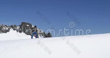 人沿着雪岭景观上行。 登山滑雪活动.. 高山滑雪者冬季运动