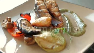 在餐馆里，厨师从一条三文鱼、烤蔬菜和排骨中准备<strong>饭菜</strong>。 概念