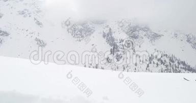 人沿着雪岭景观上行。 登山滑雪活动.. 高山滑雪者冬季运动