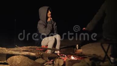 孩子们剪影，孩子们，十几岁的孩子，坐在篝火旁。 旅行徒步旅行冒险露营冒险野营
