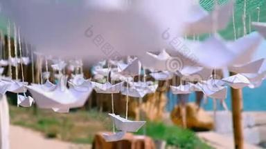 纸船在夏风中缓慢地摇摆。