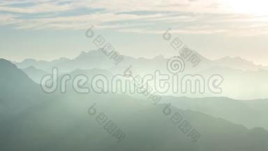 全景视频在阿尔卑斯山背光。 山岭轮廓带雾，高山山峰带冰川，
