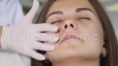 在美容院里偷射频电的女人。 有刺激面部治疗的女人。 护肤的脸。 皮肤治疗