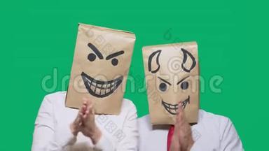 情感概念，<strong>手势</strong>.. 一个男人头上戴着一个包裹，脸上画着一个<strong>表情</strong>符号，狡猾而魔鬼笑了