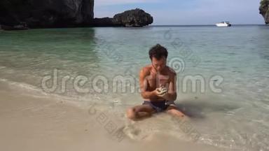<strong>人</strong>在白色的沙滩沙滩上放松，玩沙，用温暖的湛蓝海水洗涤..