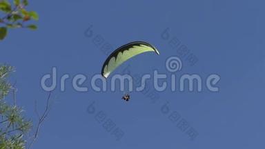 滑翔伞173635向上