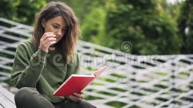 绿色青年大学生在公园看书