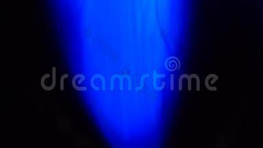 4K镜头。 抽象蓝色五颜六色的火焰<strong>油漆油墨</strong>背景。