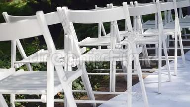 婚礼仪式上从过道到后面的一排排椅子