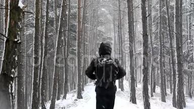 <strong>一个人走</strong>在雪地森林的路上